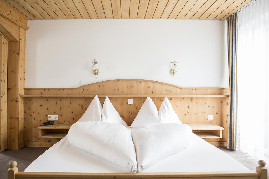Hotel Filli Scuol Esterno foto